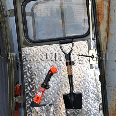 Тюнинг УАЗ 452. Обшивка задней двери алюминием с креплением инструмента
